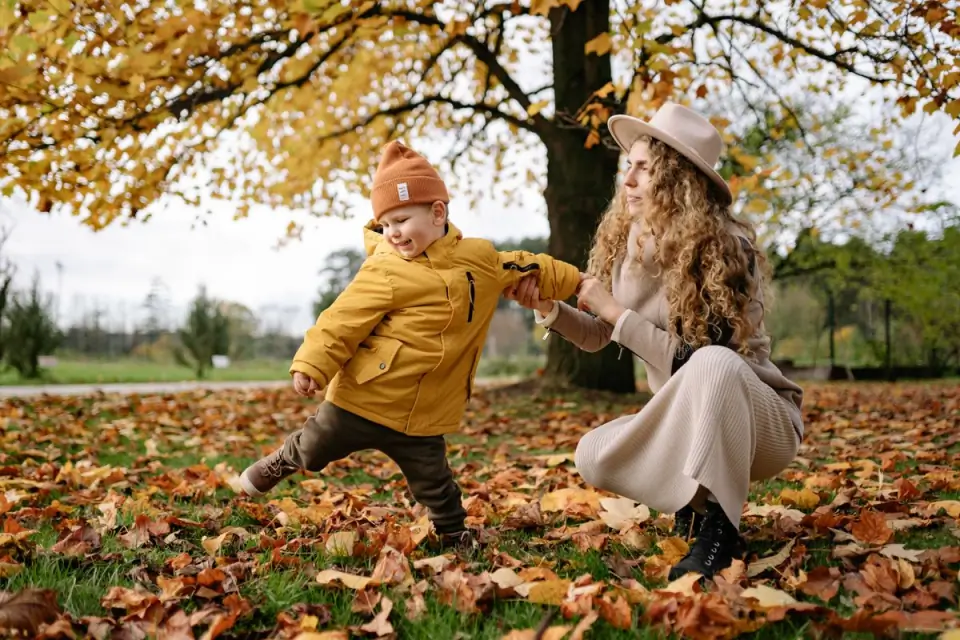 Mãe brincando com o filho num parque